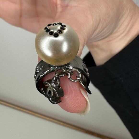 Chanel Paris Silver Embossed Logo Pearl Crystal Heart Dangle Ring 6.5 - Picture 10 of 16